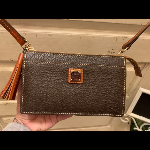 Dooney & Bourke Handbags - Dooney and Bourke Gingy Crossbody clutch bag